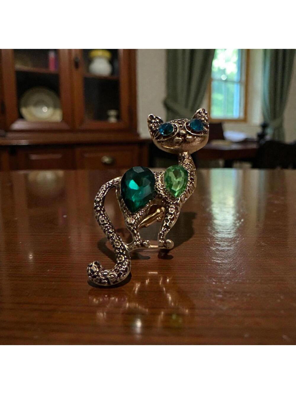 Vintage-Look Cat Brooch with Green Gemstones